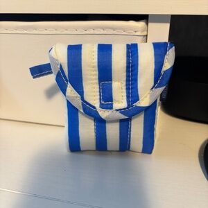 BAGGU AirPods holder